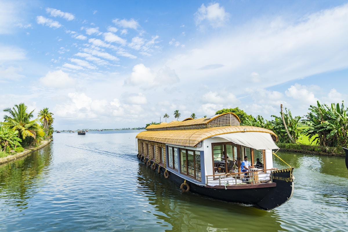 Kerala backwaters featured on the Blue Cabs and Travels website
